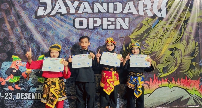 5 SISWA MI ASSHOMADIYAH BORONG JUARA SILAT JAYANDARU 2024