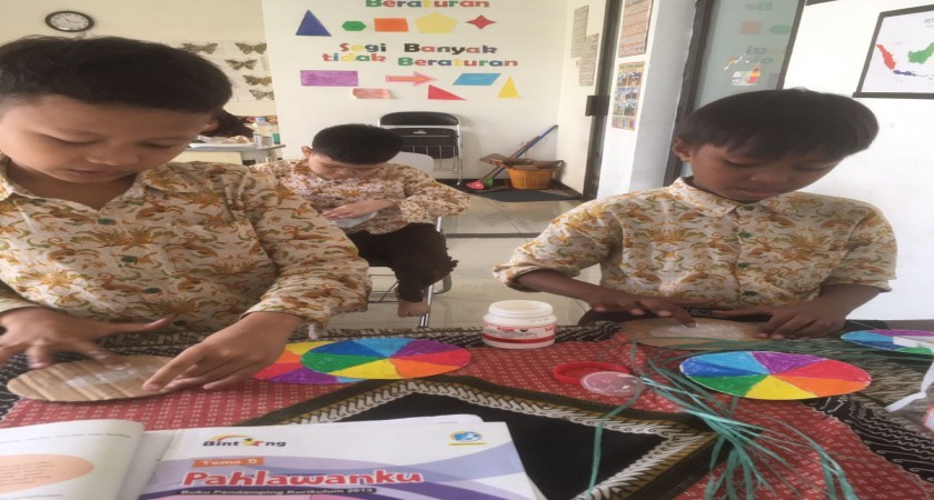 Siswa Buat Cakram Warna