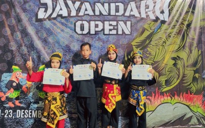 5 SISWA MI ASSHOMADIYAH BORONG JUARA SILAT JAYANDARU 2024